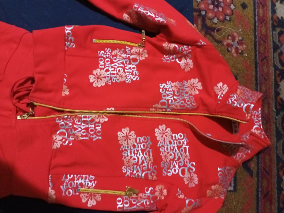 Продам 2 спортивных костюма на девочку