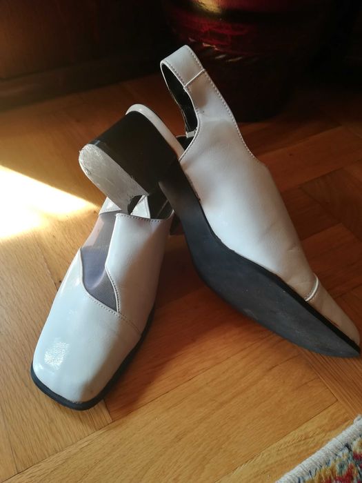 нови бели обувки на удобен ток