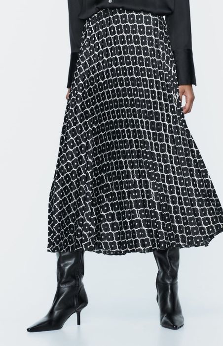 Продавам дамска плисирана пола