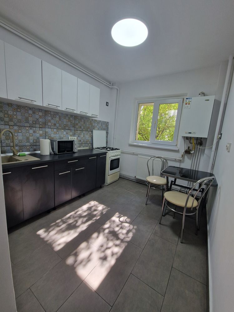 Închiriez 3 camere bulevardul Chisinau
