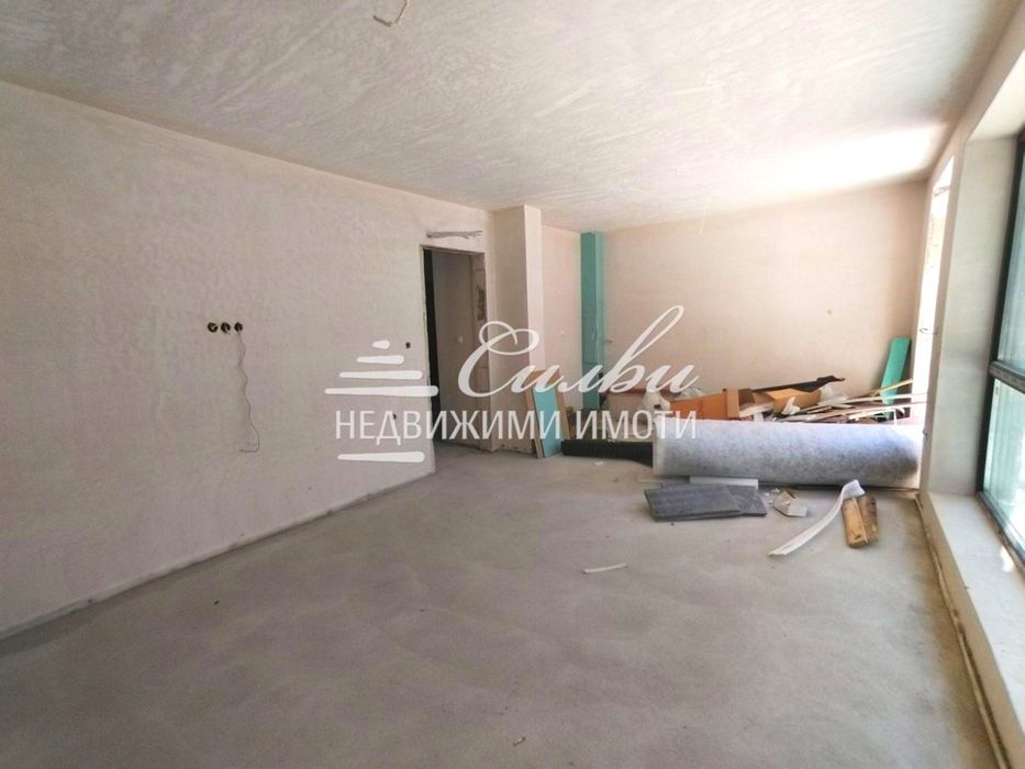 Тристаен апартамент в НОВОСТРОЯЩА СЕ жилищна сграда с ДВОР - Пети полк