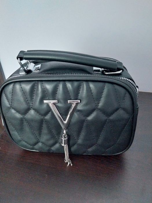 Малка черна чанта