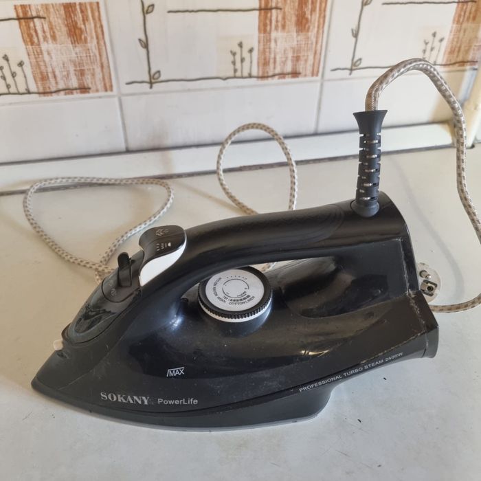 Утюг в рабочем режиме, почти новый