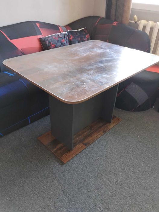 Продавам кухненска маса