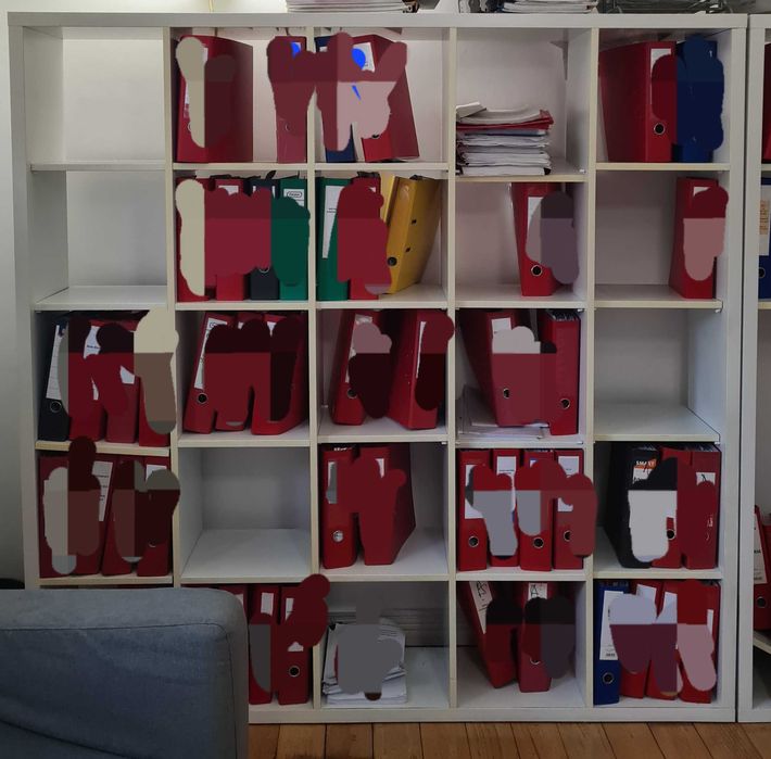 De vanzare biblioteca