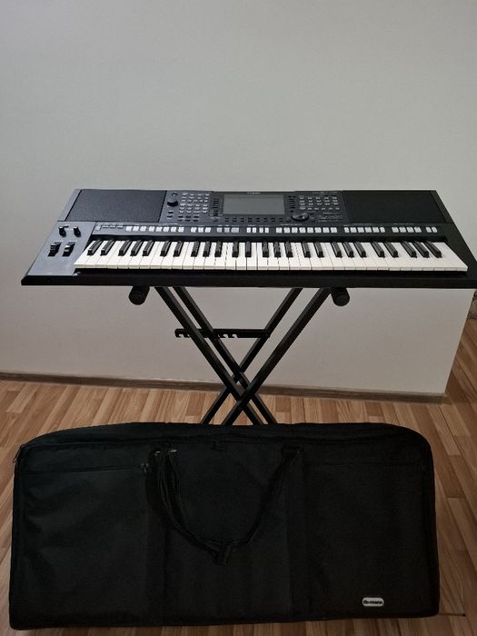 Vând orga yamaha PSR S775