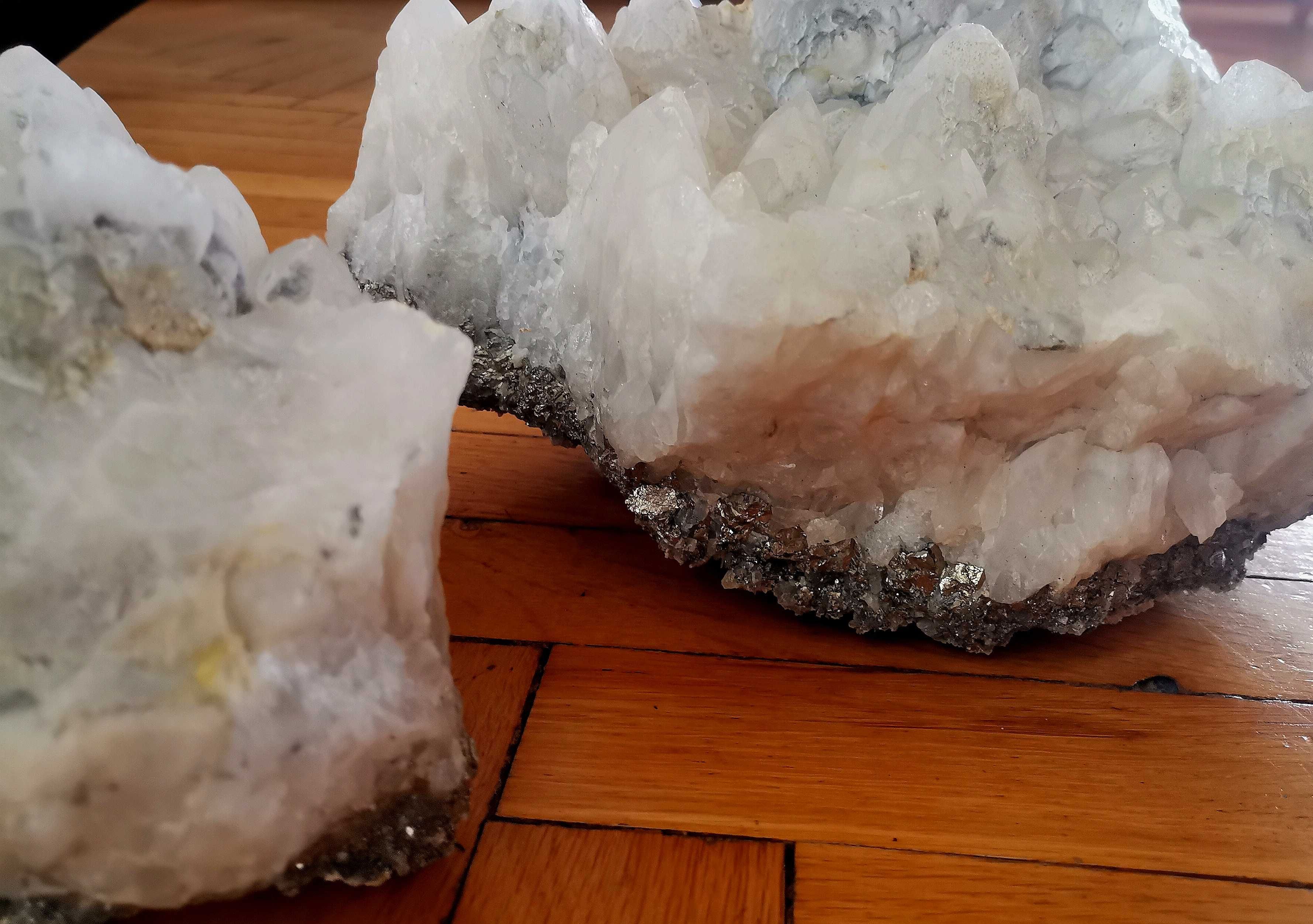 Друза планински кристал от две части