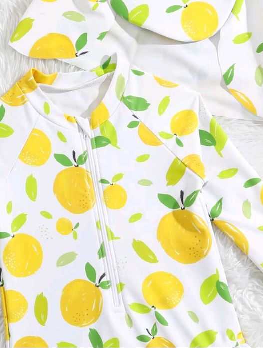 Детски цял бански с шапка на лимони