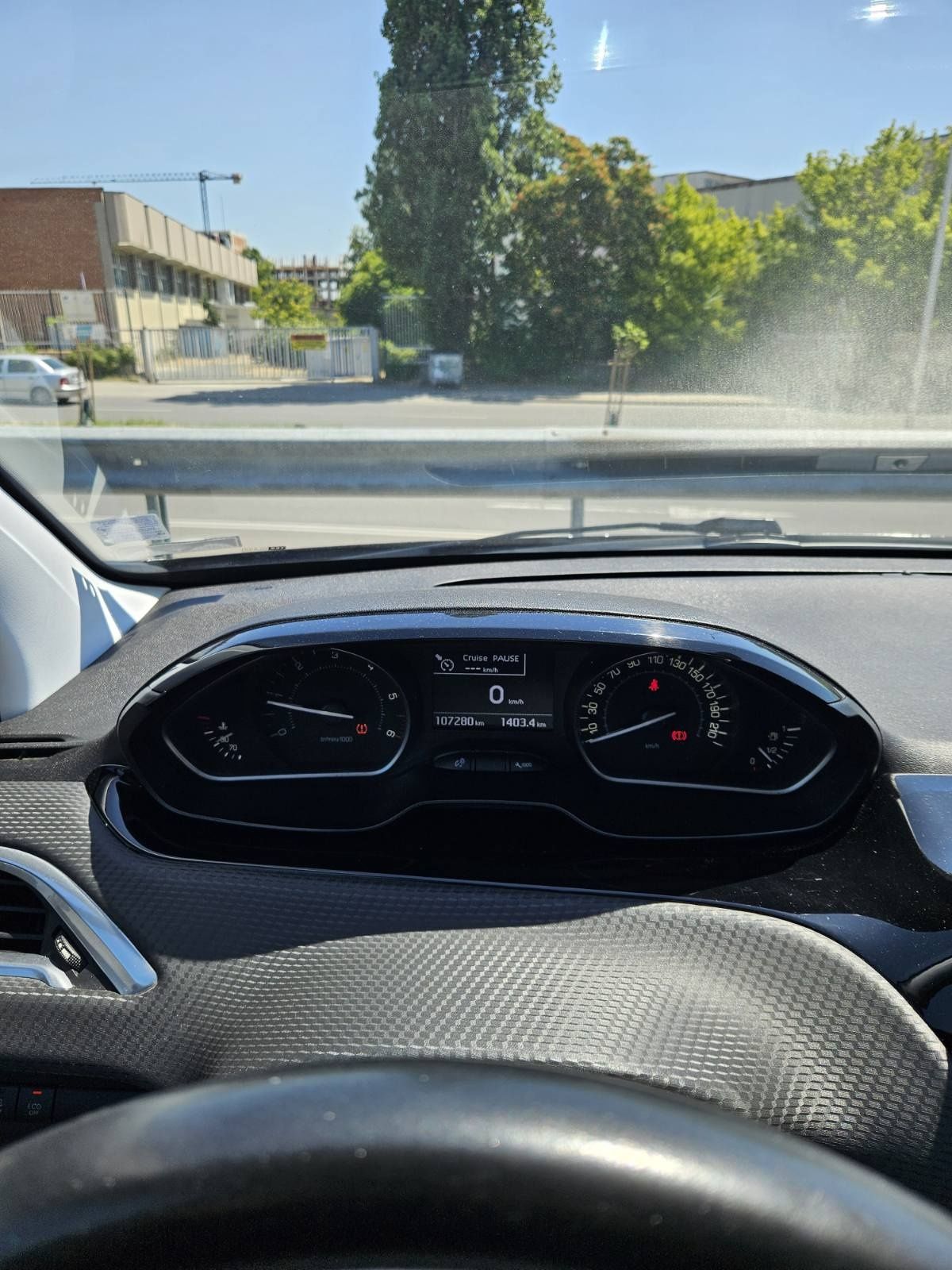 Продавам Peugeot 208