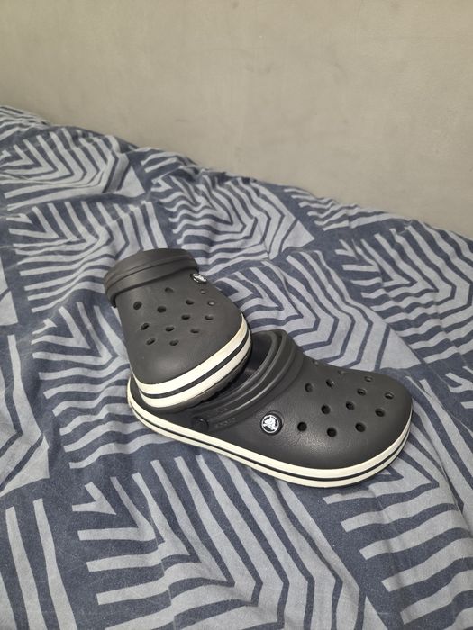 Vând crocsi purtați foarte putin