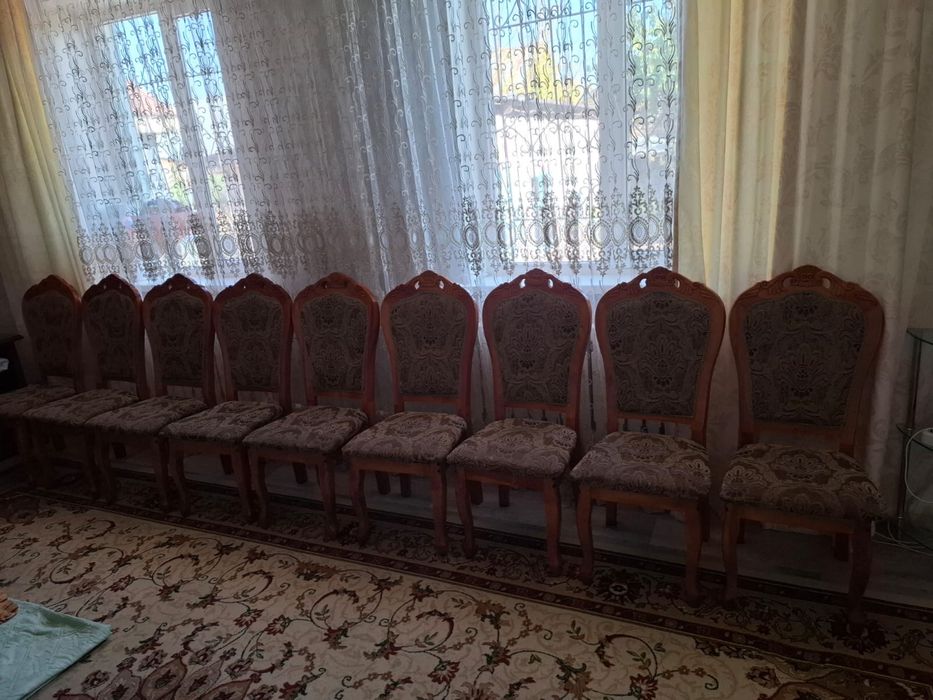 Продаю стол стульями