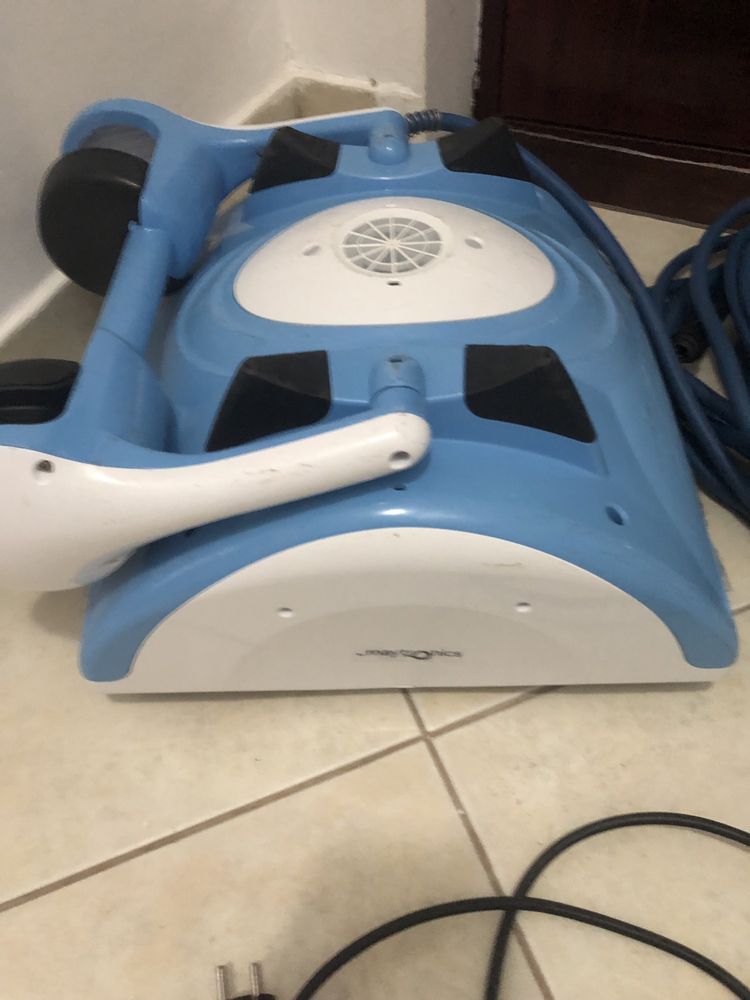 Robot intretinere curatare piscina Dolphin Nauty Tc