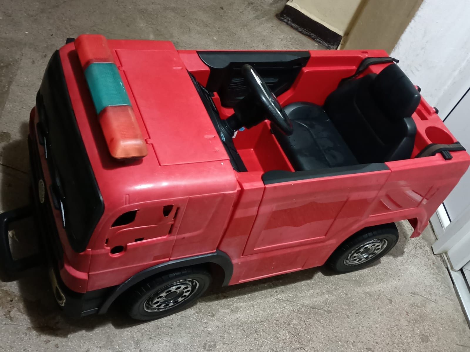 Vand masinuta de pompieri si motoreta pe baterie pt copii.