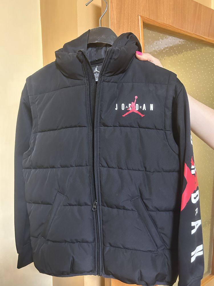 Якета Jordan.