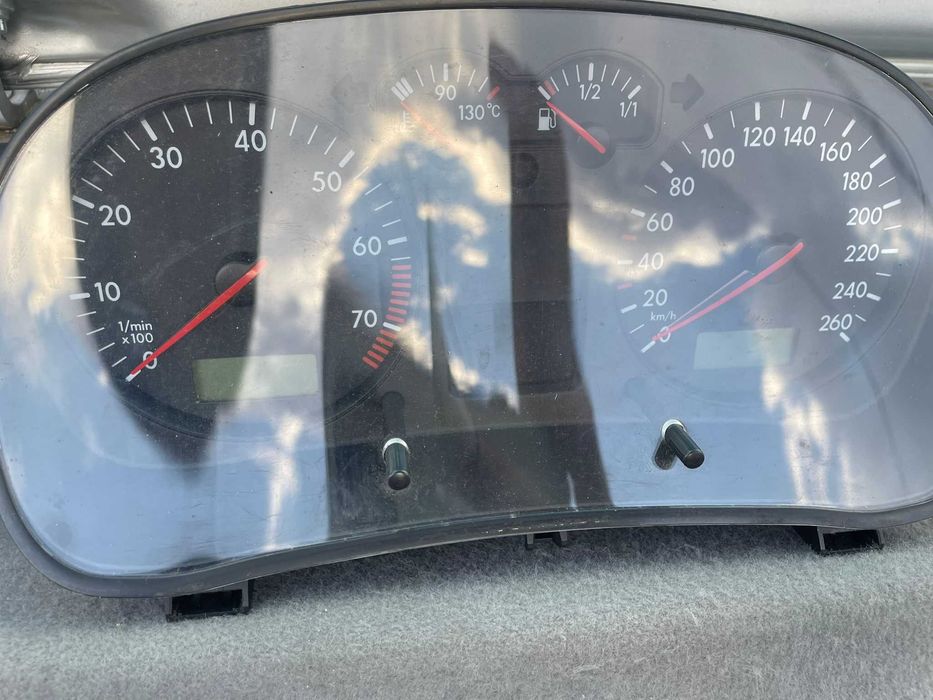 Vand ceasuri vw golf 4 plus casetofon plus suport preț 300lei