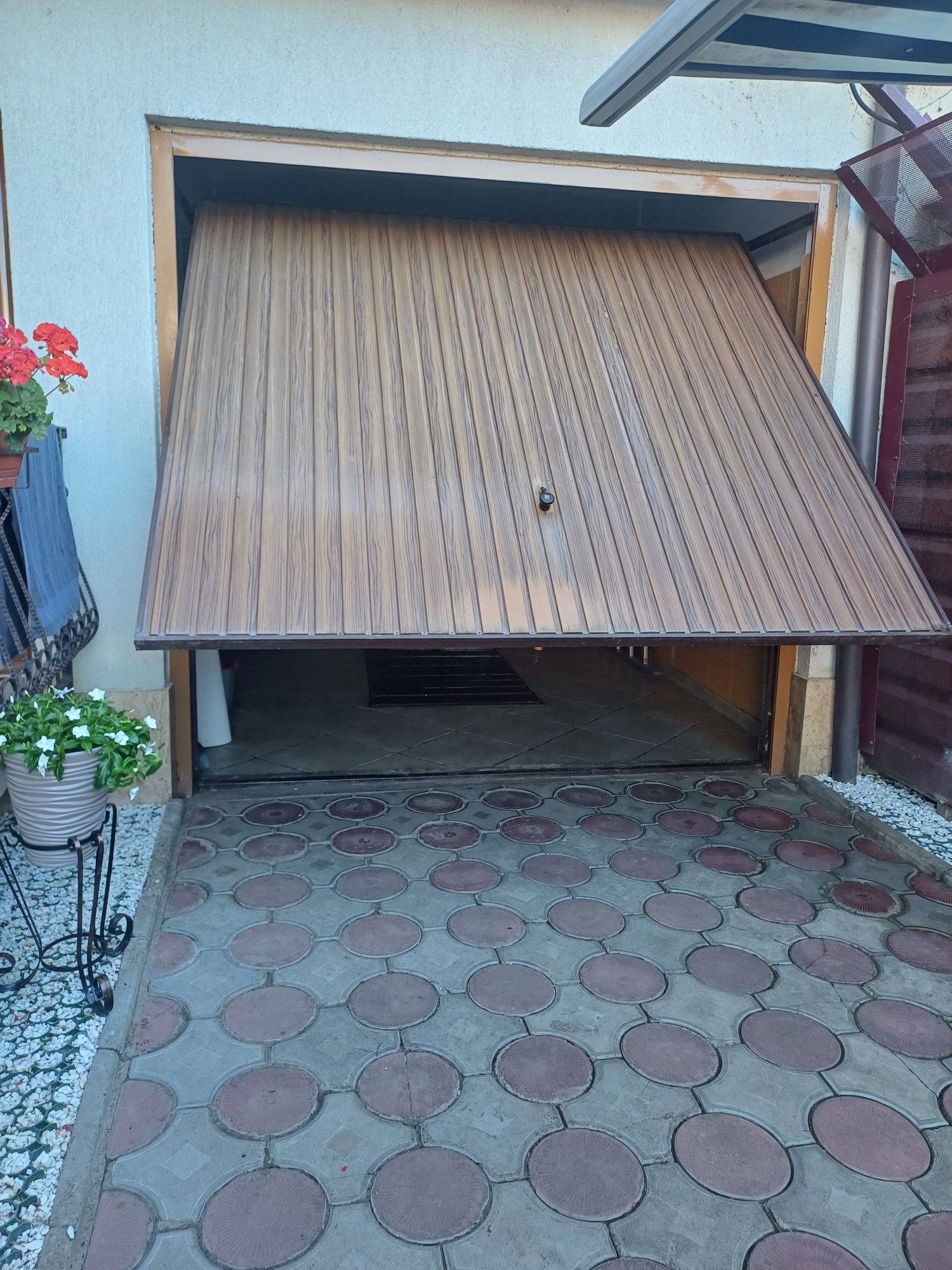 Vind ușa garaj basculanta