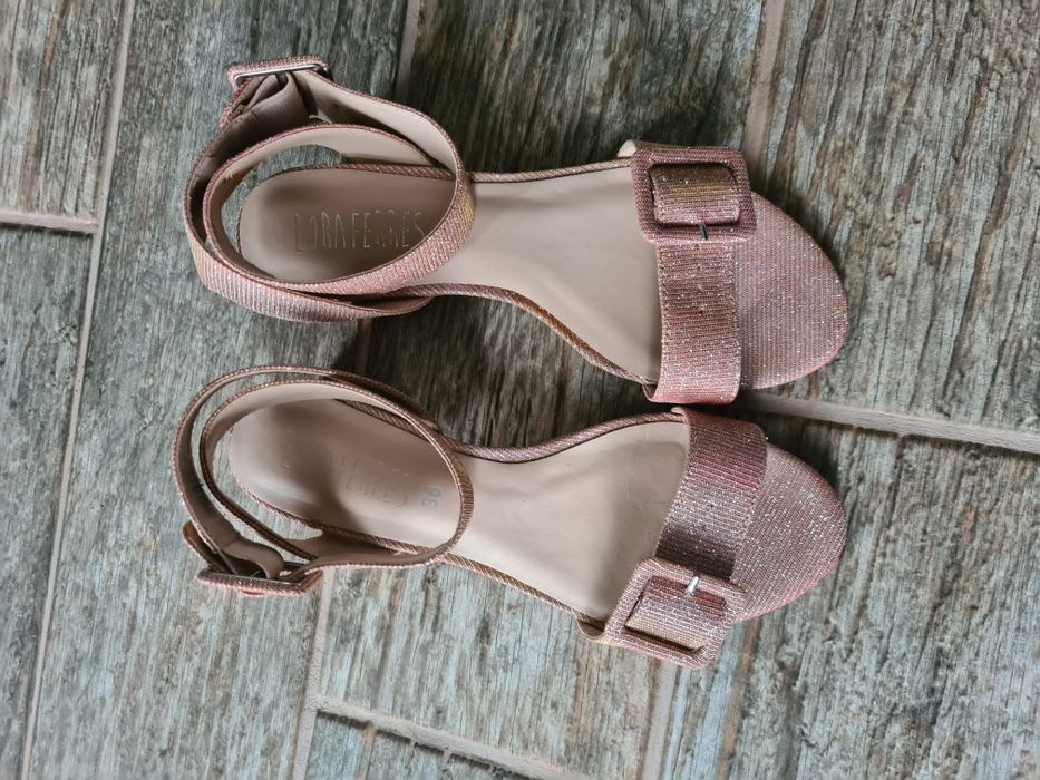 Sandale de ocazie cu toc mic model deosebit mqrimea 37