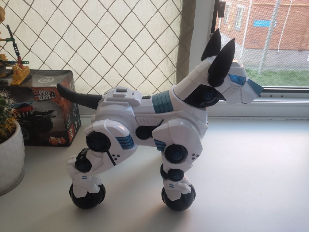 Робот - собака на пульту