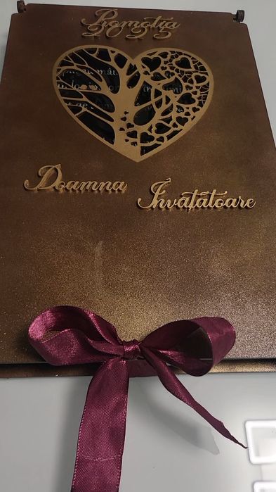 Placheta gravata pe sticla