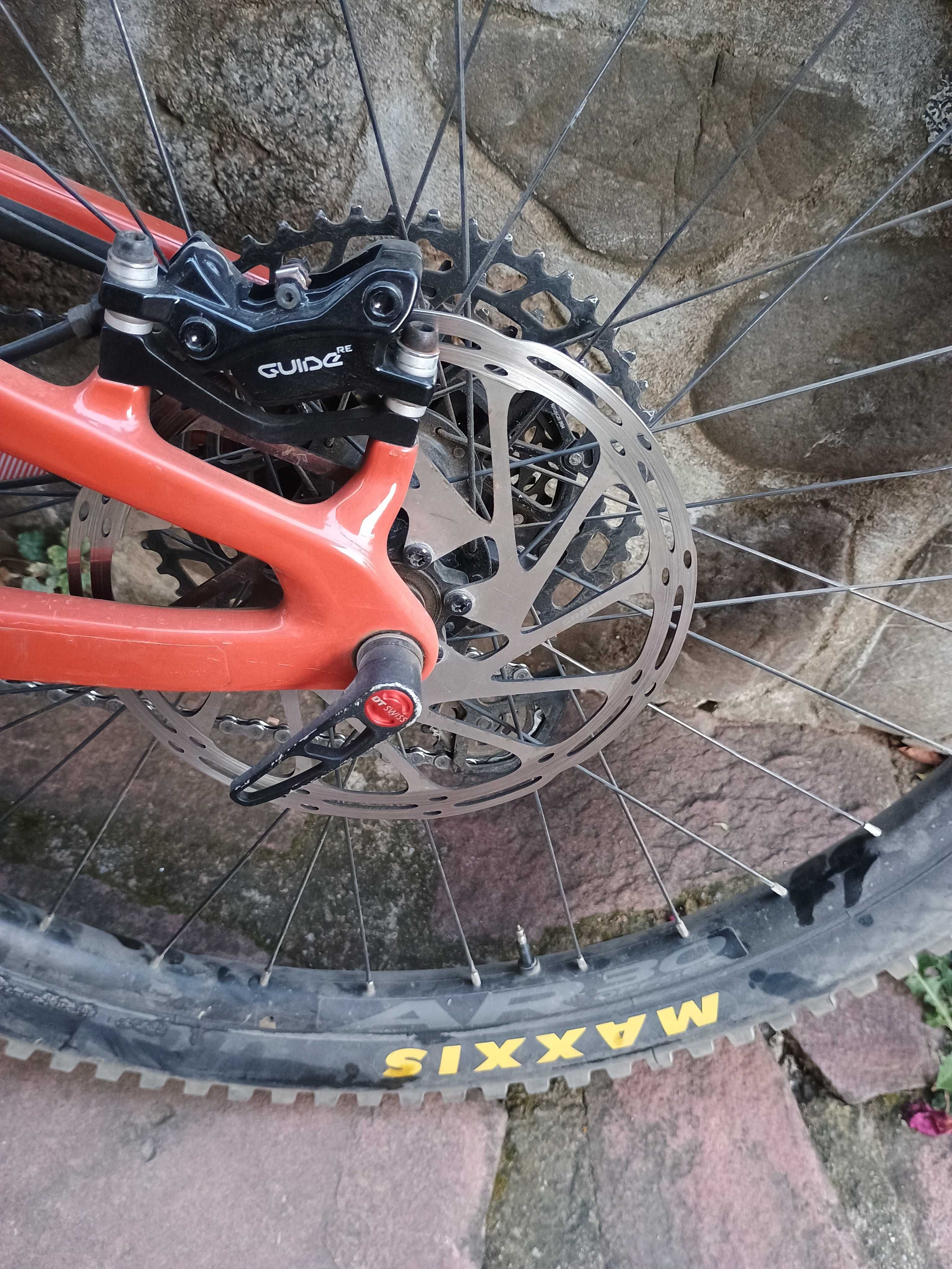 Santa Cruz nomad carbon