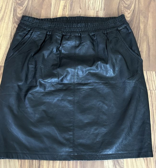 Дамска пола от плътна еко кожа