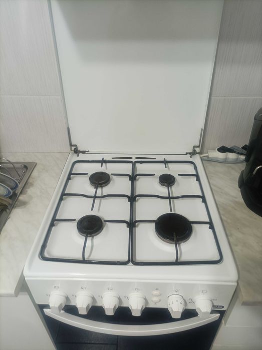 Vând aragaz Zanussi