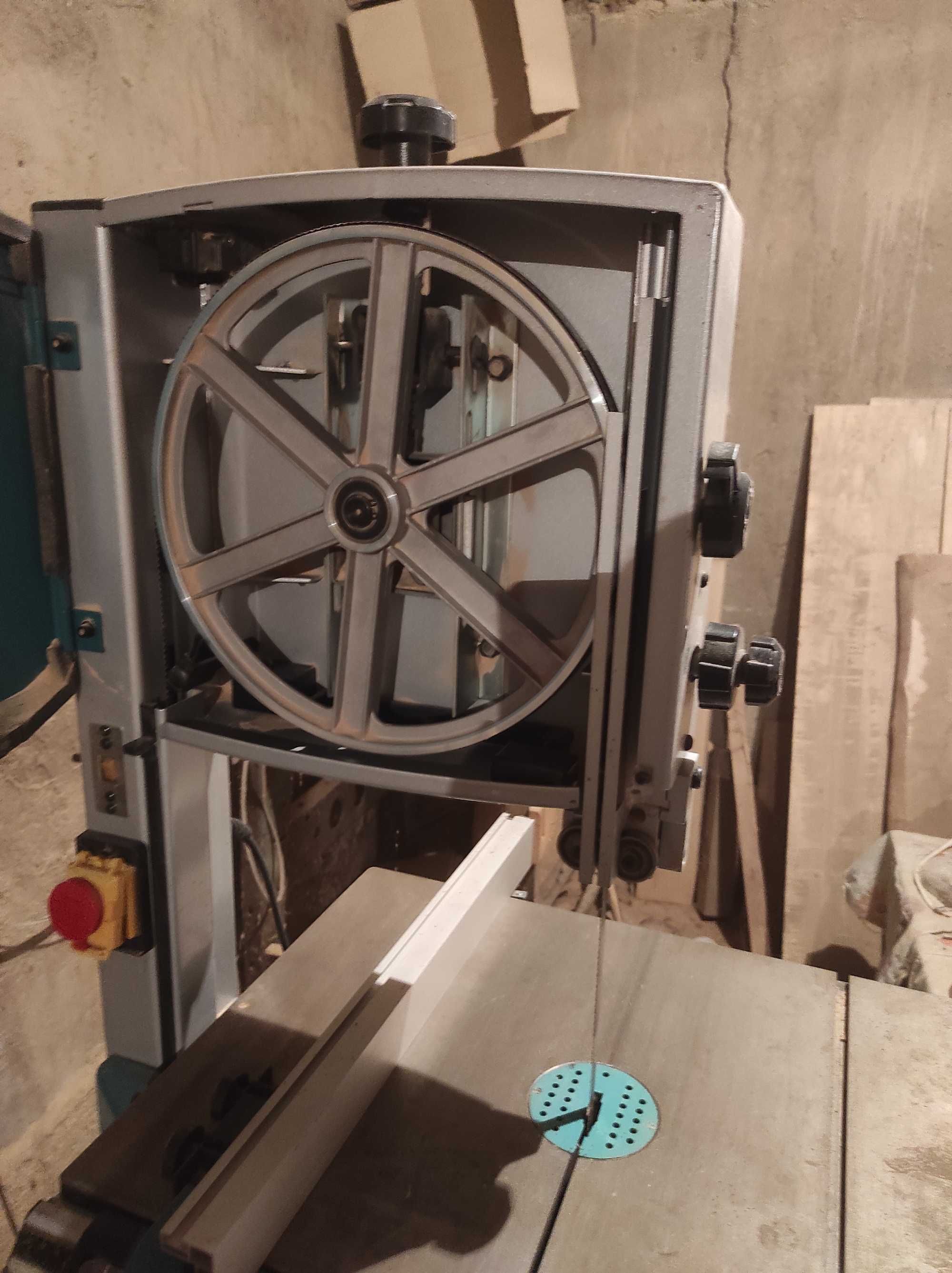 Ленточная пила Макита LB1200F.