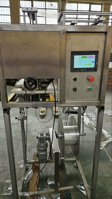 Автоматична машина за вертикално поставяне на термо етикет.