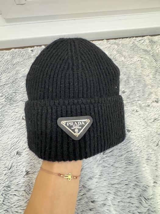 Зимна шапка Prada