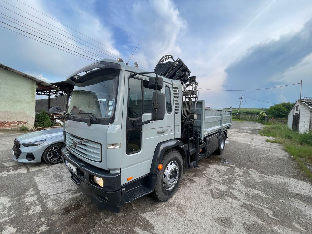 Camion cu macara basculabil volvo