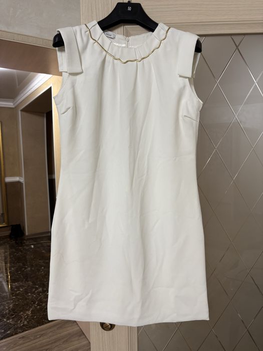 короткое белое платье