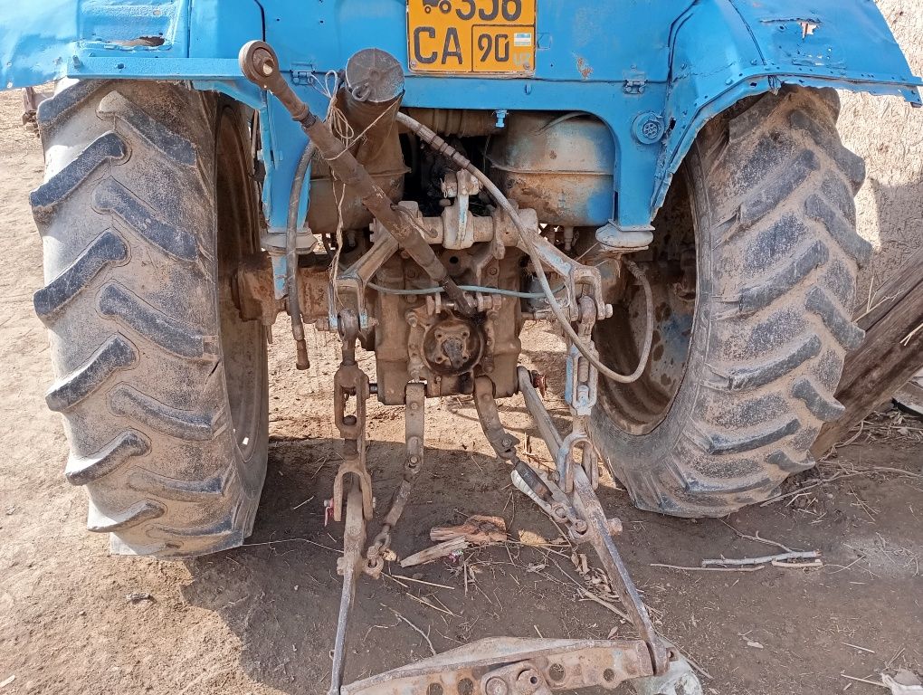 Traktor sotiladi holati  yaxshi hamma joyi soz haydashga tayyor