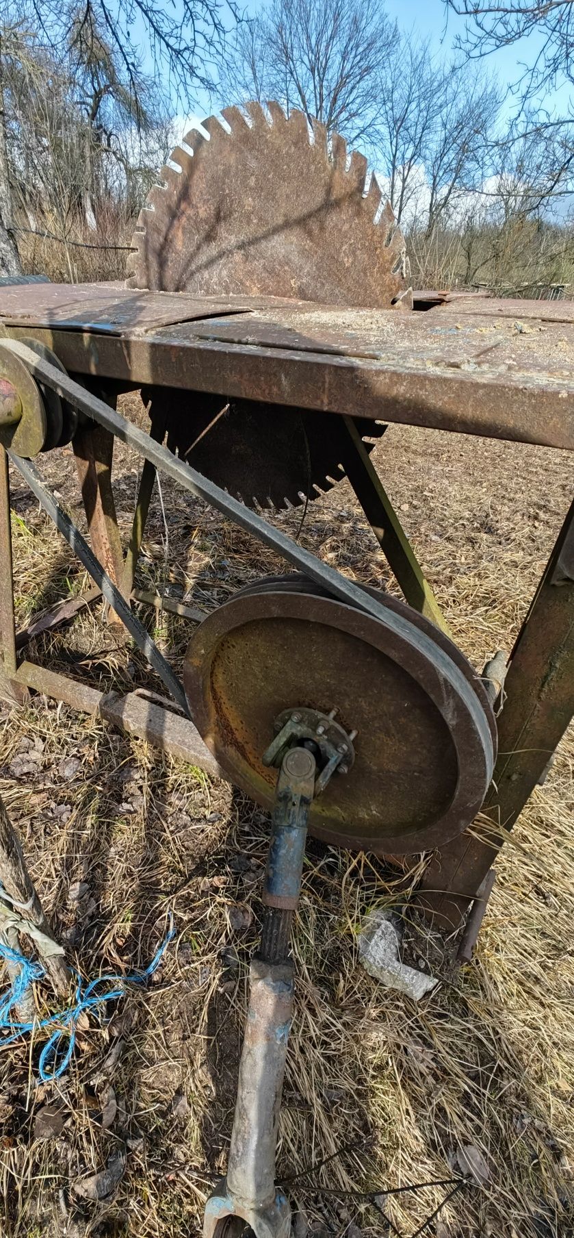 Circular purtat si antrenat de tractor