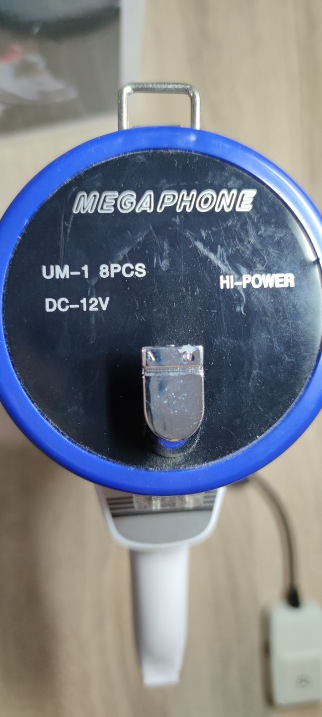 Мегафон с включени батерии и полицейска сирена