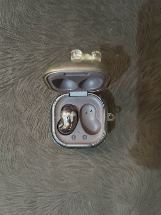 Продаю samsung buds live наушники