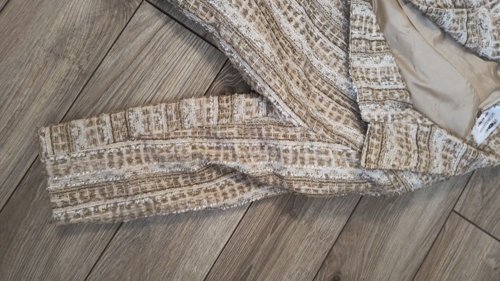 Sacou din stofa de calitate care conține și lână