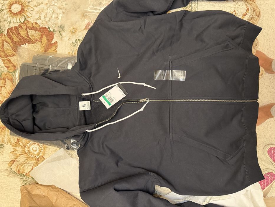 Спортивный костюм от бренда Nike.