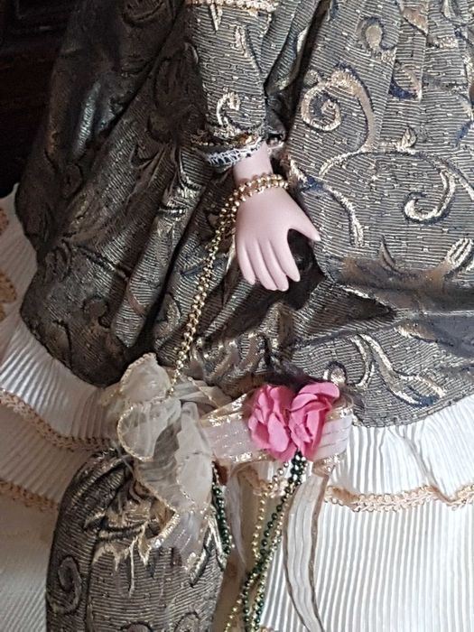 Голяма порцеланова кукла със стойка- 70см