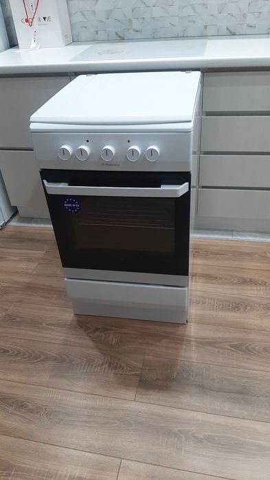 Продам электрическую плиту "Hansa"