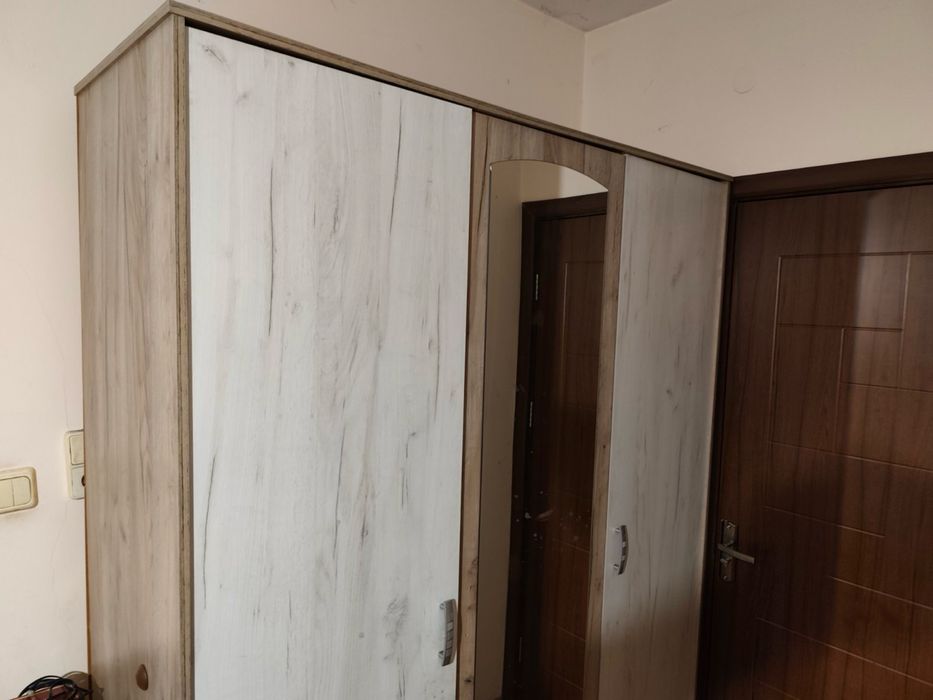 Гардероб и спалня с матрак