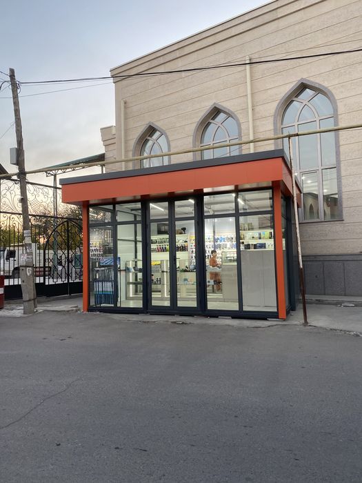 Ko’chma Do’kon Sotiladi aksesuar ideal yengide mebelari bilan