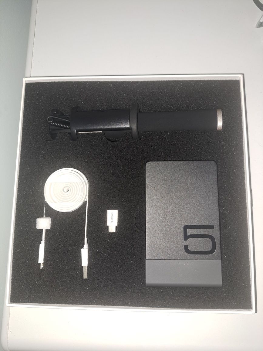 Pachet Huawei cu Baterie externa, Selfie Stick, Cablu și Adaptor