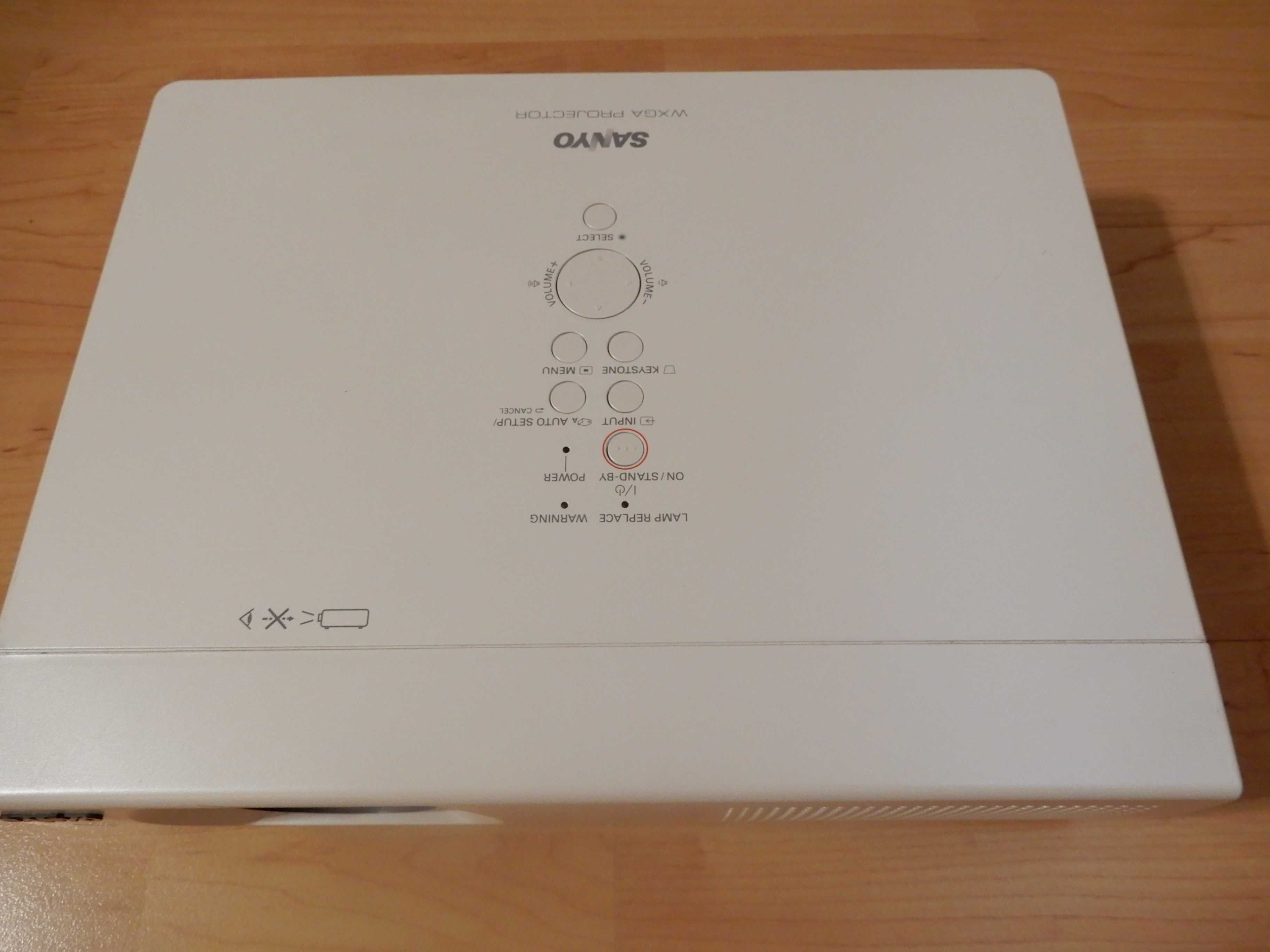 Video proiector Sanyo PLC-WXU700A model business