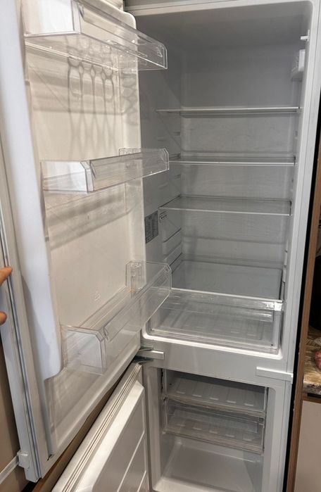 Продаю встроенный холодильник GRAND 249 WDFI.