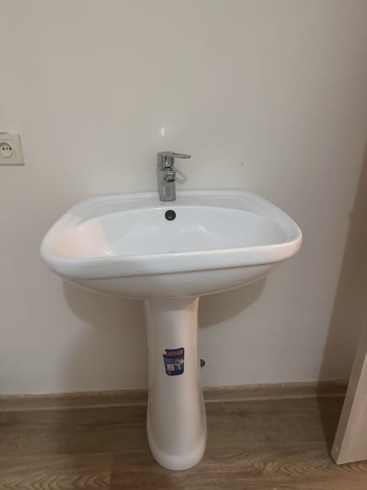 Раковина со сместителем и пьедесталом