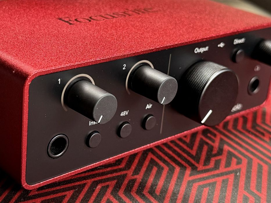 Focusrite Scarlett Solo 4th Gen USB аудио интерфейс + Saramonic C-XLR
