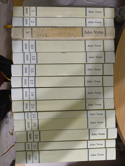 Vând colecție cărți Jules Verne