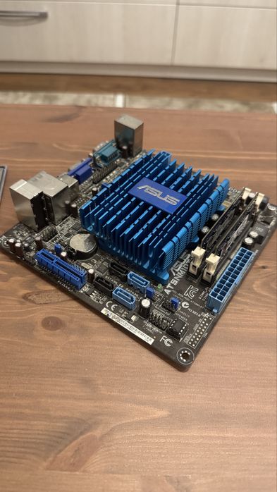 Placa de baza Asus cu procesor Intel cu racire pasiva si 4GB Ram