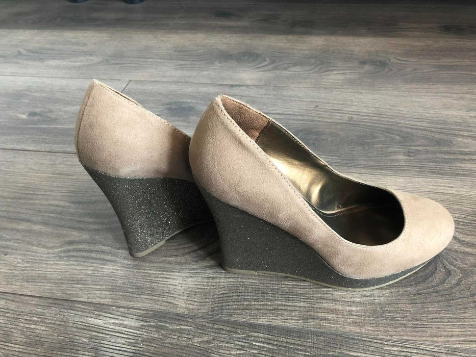 Pantofi platforma Fergalicious by Fergie mar 36