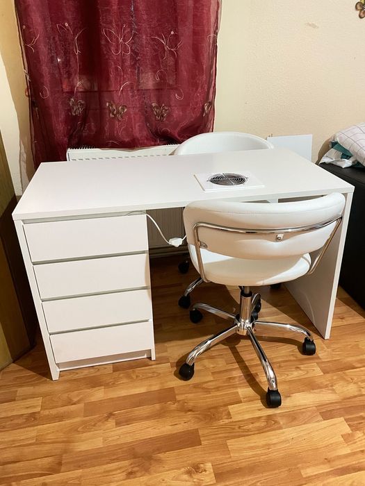 Masa manichiură cu aspirator încorporat +2 scaune .
